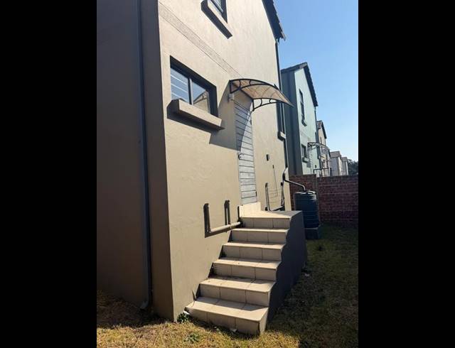3 BEDROOM TOWNHOUSE FOR SALE IN BLUE HILLS